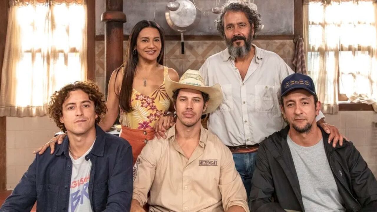 "Pantanal": Dira Paes, Marcos Palmeira, Jesuíta Barbosa, José Loreto e Irandhir Santos na cozinha da Filó