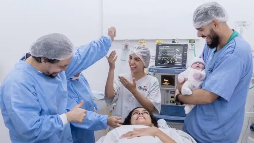 Casal surdo vive nascimento do filho com tradução em Libras