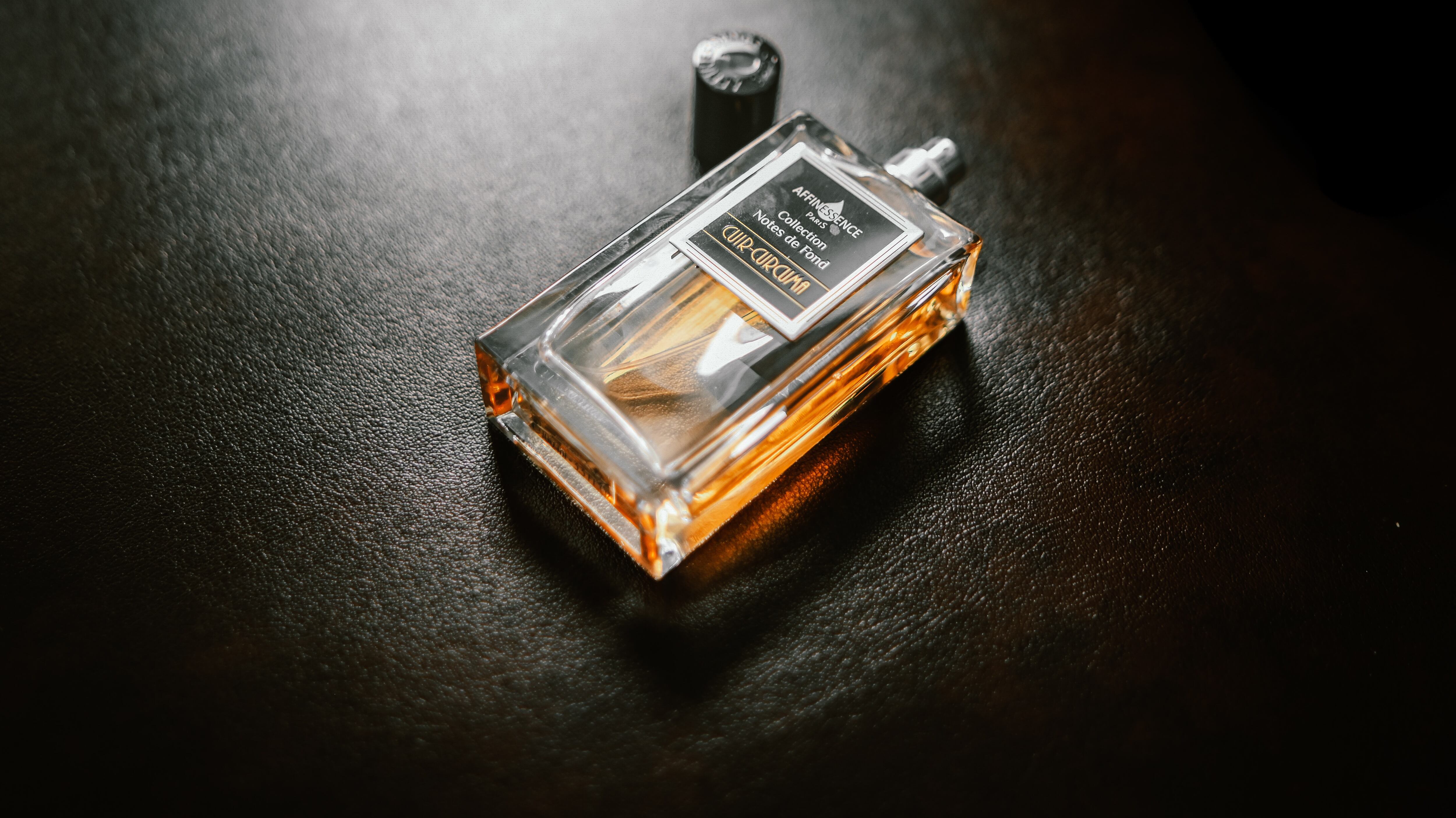 Frasco de perfume com tampa aberta