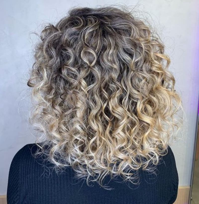 Cabelo cacheado com luzes peroladas/ reprodução