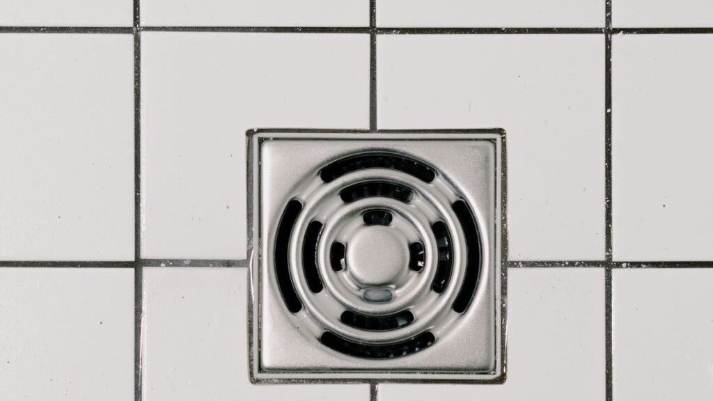 Dica caseira com vinagre para limpar ralo de banheiro sem muito esforço e deixá-lo impecável