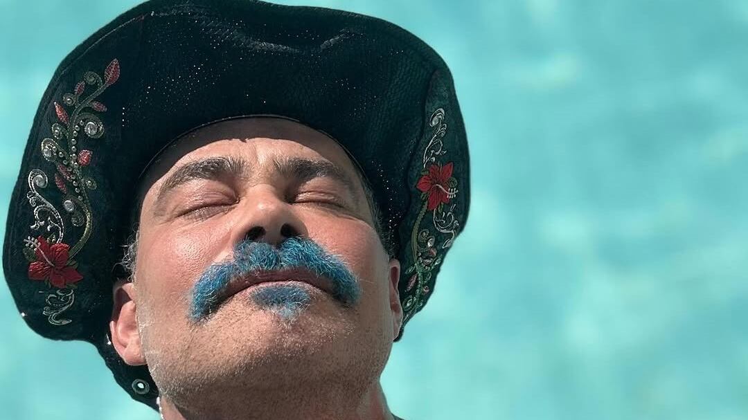 "Vem esperando o cara que viu na TV 20 anos atrás”, diz Carmo Dalla Vecchia ao fã que afirmou que ele está "muito acabado"