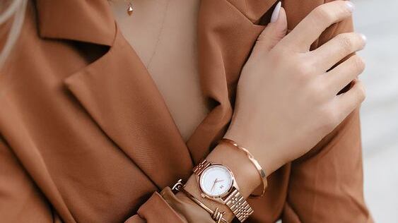 O relógio dourado é o acessório clássico para você apostar em looks 50+