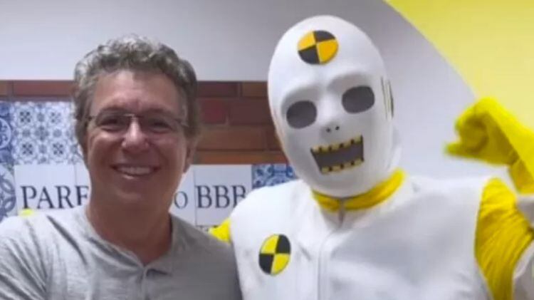Boninho apresenta novo look dos assistentes para o "BBB 23"