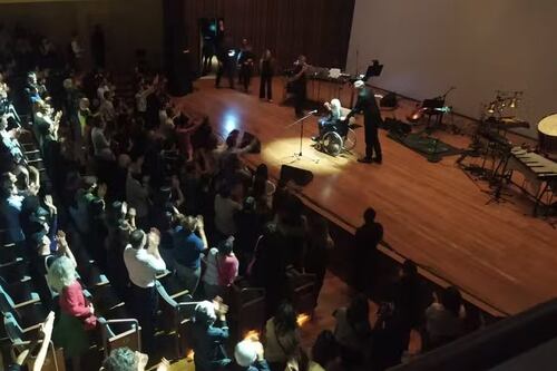 Patti Smith emociona fãs ao encerra show na cadeira de rodas: ‘Maior do mundo’