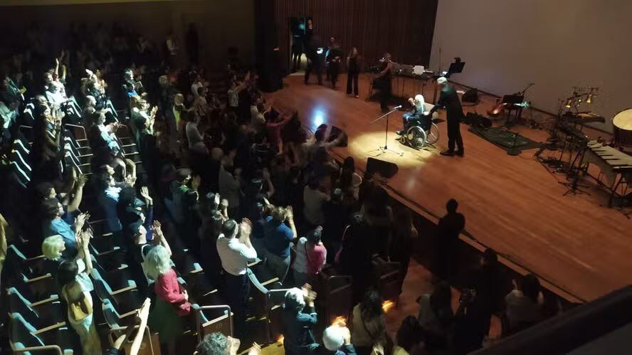 Patti Smith é retirada deixa o palco do T Teatro Cultura Artística na cadeira de rodas após desmaio