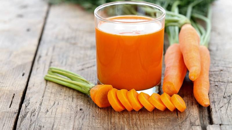 O suco natural caseiro com cenoura que te ajudará a dormir melhor e mais rápido