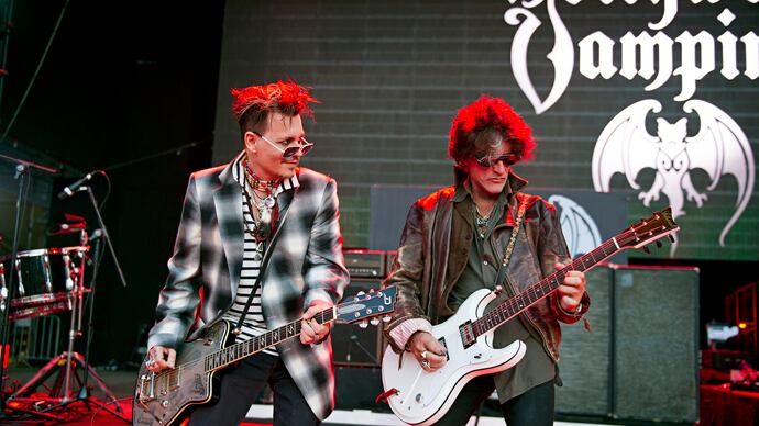 O ator também é guitarrista na banda de hard rock The Hollywood Vampires.