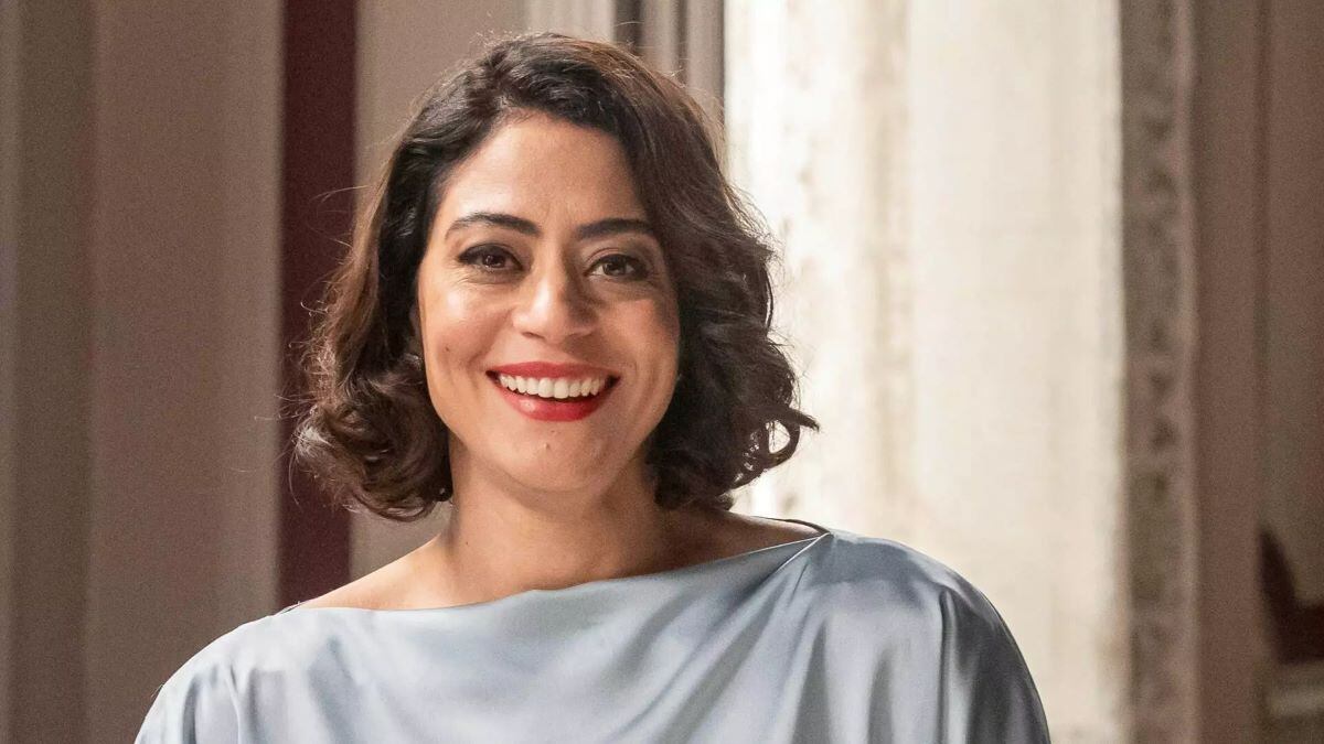 Clarice (Carol Castro) acredita em bondade de Juliano (Fabio Assunção) e volta a morar na mansão dos Alencar em Garota do Momento