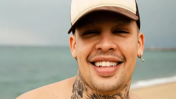 Glória Groove ousa com biquíni nude na Espanha