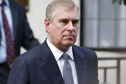 Rei Charles exclui irmão, príncipe Andrew, do Natal da realeza após escândalos recentes