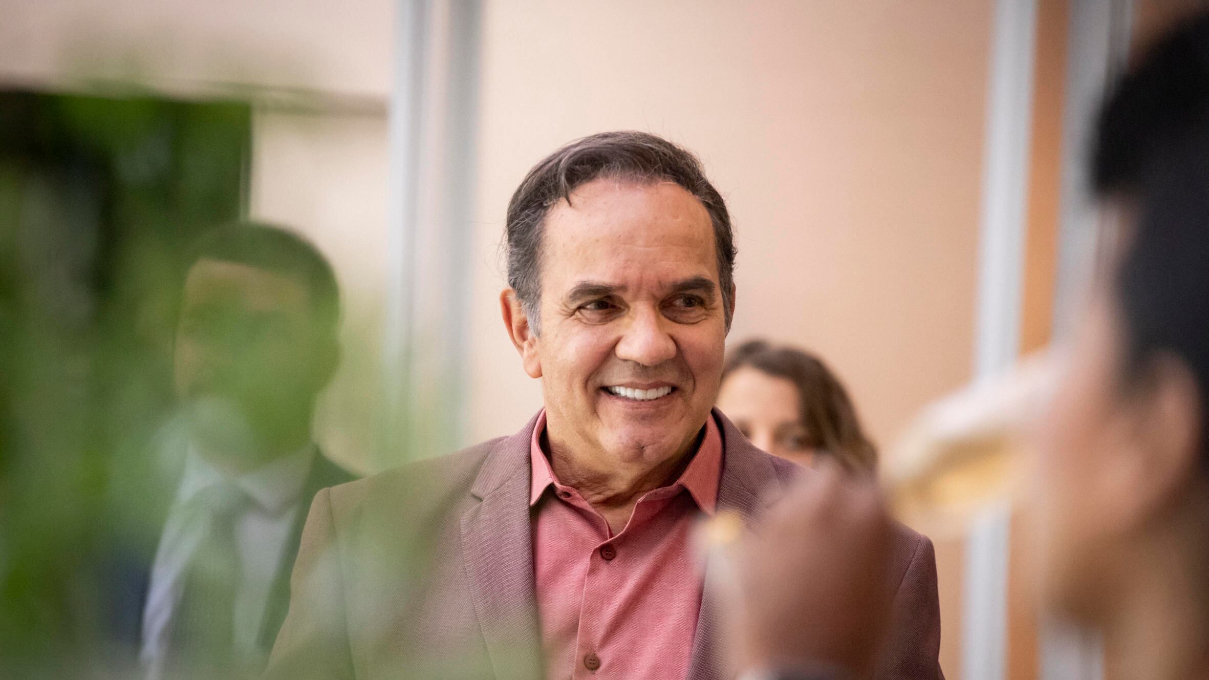 Em "Travessia", Guerra (Humberto Martins) vira um vovô querido para o filho de Brisa (Lucy Alves)