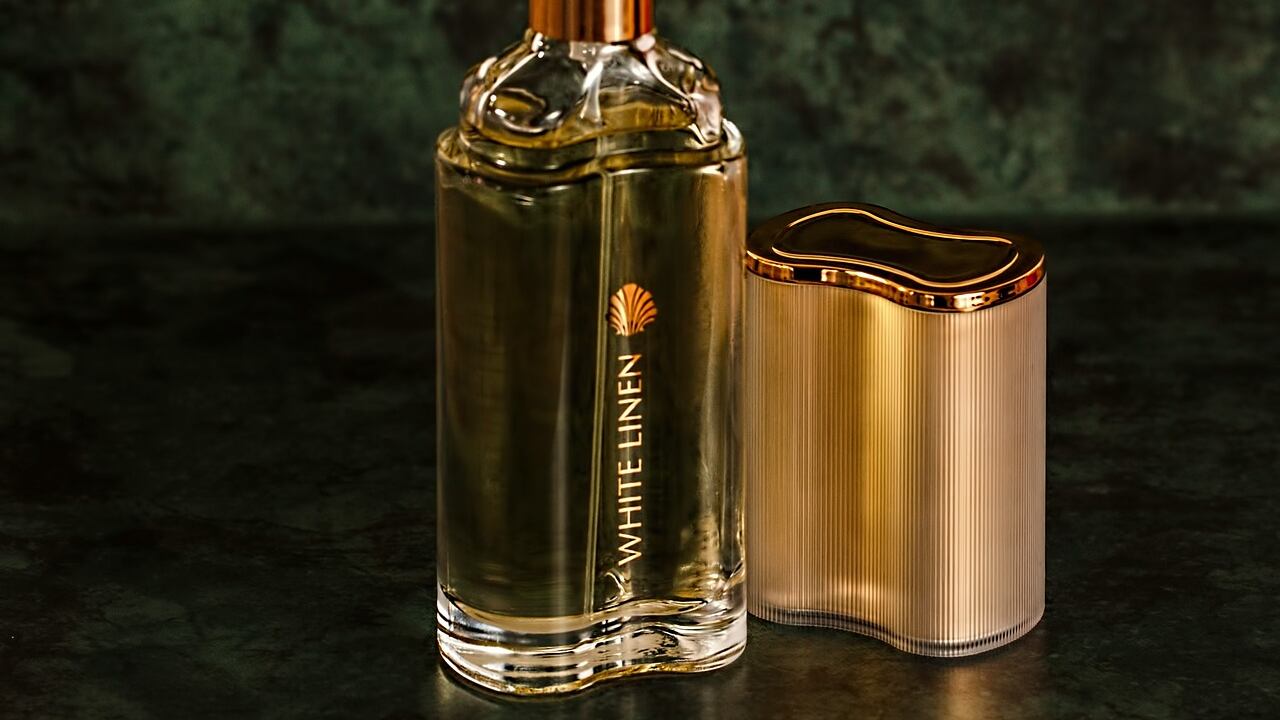 Frasco de perfume dourado
