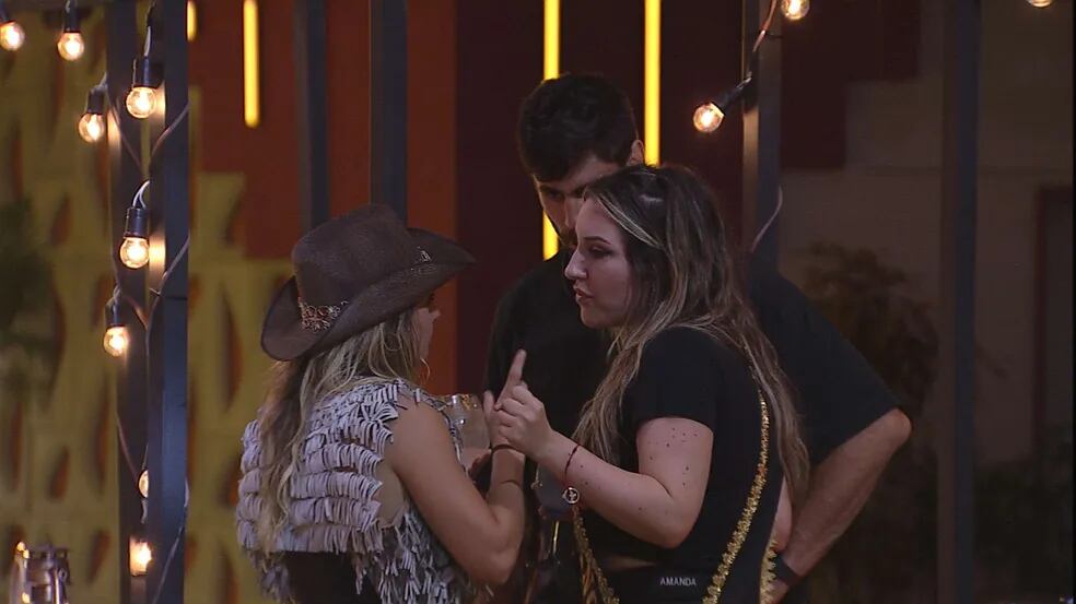 Bruna, Amanda e Cara de Sapato conversam durante a festa de Gustavo no BBB 23