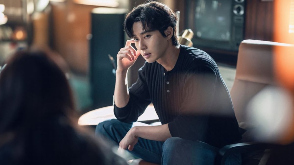 Han So-hee como Yoon Chae-ok y Park Seo-jun como Jang Ho-jae en El monstruo de la vieja Seúl (temporada 2)