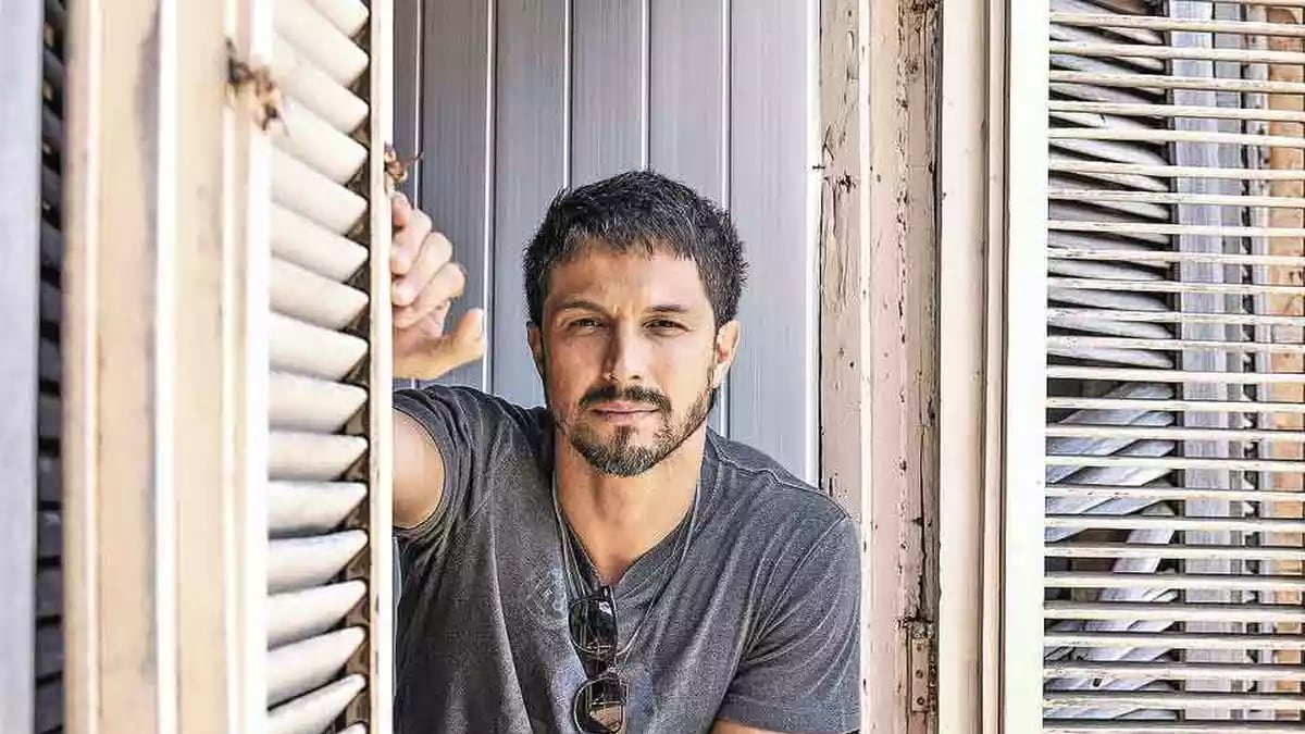 Ator Romulo Estrela dança nos bastidores de "Travessia"