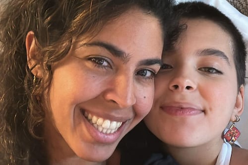 Filha de Bela Gil diz que fica ofendida quando a chamam de hétero mãe responde: “É orgulho que fala?”