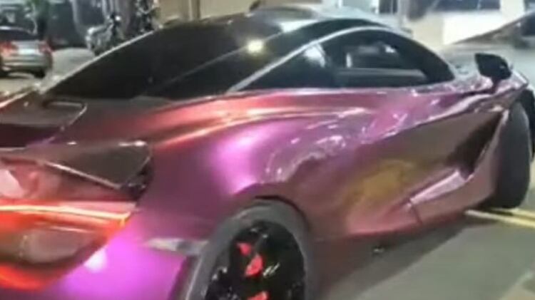 McLaren roxa de Deolane