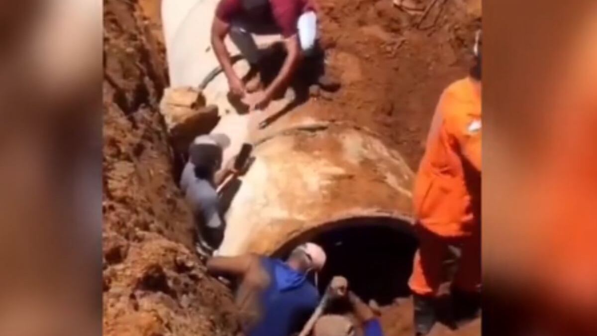 Trabalhadores são socorridos após desmoronamento