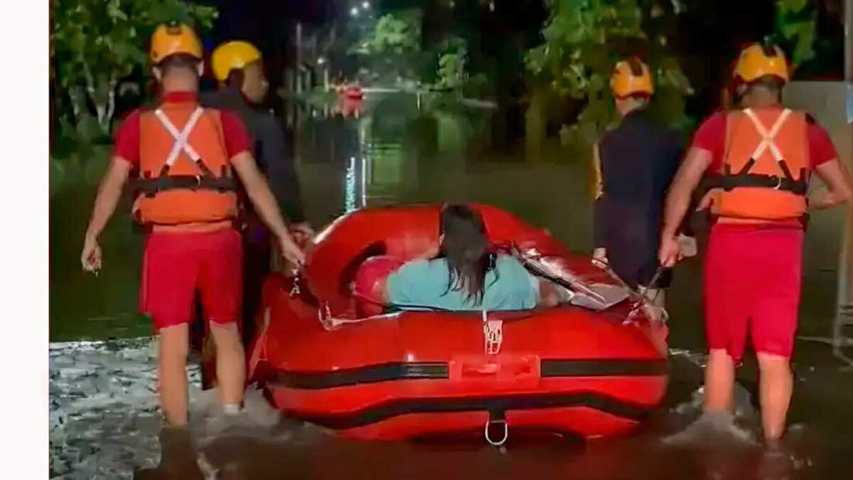 Defesa Civil ajuda pessoas que ficaram ilhadas pelas águas