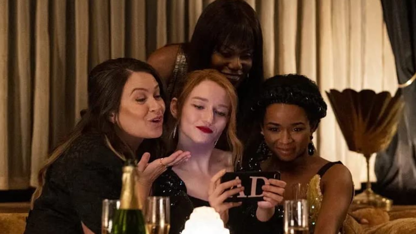 Inventando que era uma rica herdeira alemã, Anna Delvey tinha um estilo de vida de luxo nos Estados Unidos e era frequentemente vista em círculos da alta sociedade, o que a aproximou de muitos contatos benéficos para sua meta.