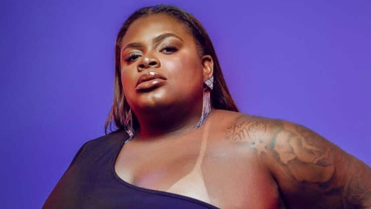 Jojo Todynho diz que teve alergia no olho por causa da maquiagem