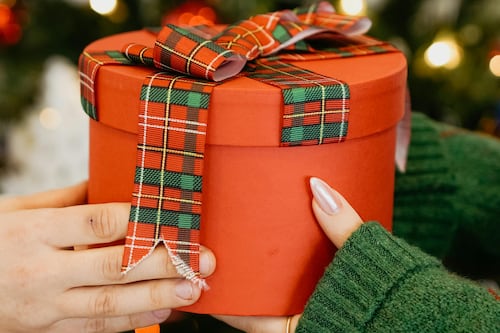 Natal: 10 ideias de presentes baratos e criativos para surpreender no amigo secreto