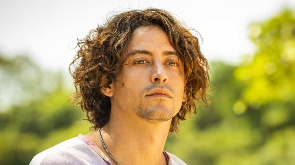 Jesuíta Barbosa pode entrar para o remake da novela "A Viagem"