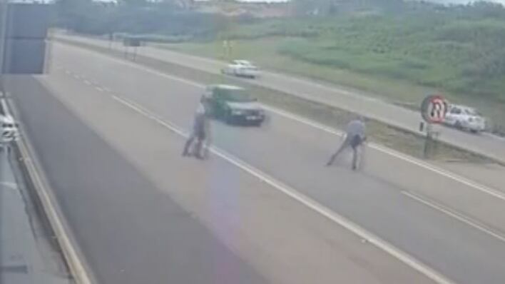 Motorista atropela policial e foge