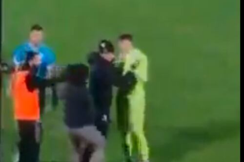 Pai de jogador de futebol agride o goleiro adversário após entrada dura contra seu filho