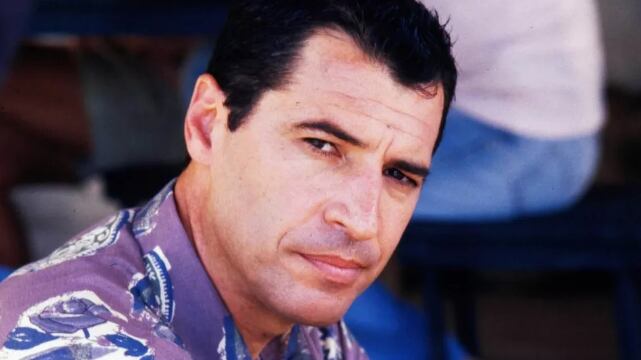 Paulo Betti interpreta Wanderlei Amaral, amante da gêmea má em Mulheres de Areia