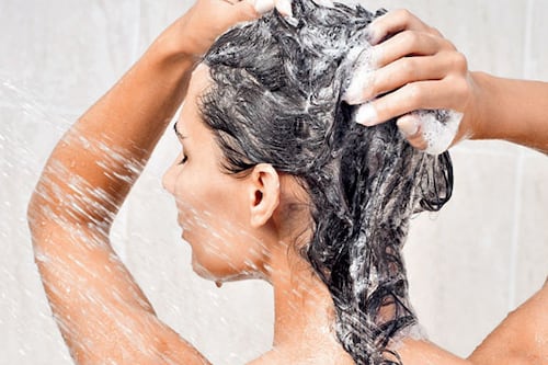 Espuma no shampoo garante mais limpeza? Veja alguns mitos capilares