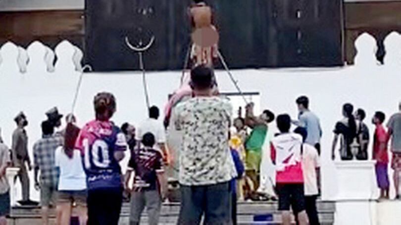 Homem ‘faz sexo’ com estátua na Tailândia e é preso