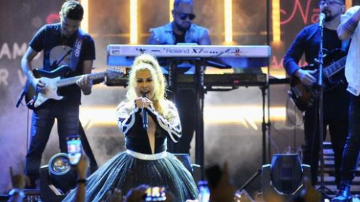 Joelma faz show no Rio e comenta rosto inchado