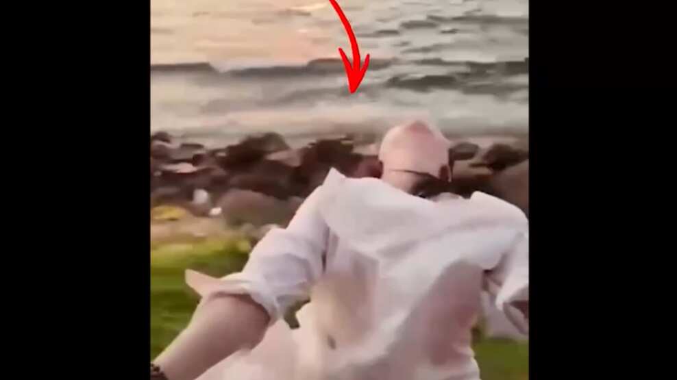 Jovem cai de trem em movimento