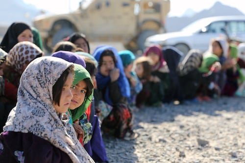 Talibã proíbe mulheres de viajar sem um acompanhante homem