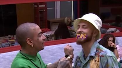 Fred e MC Guimê brincam antes de festa começar