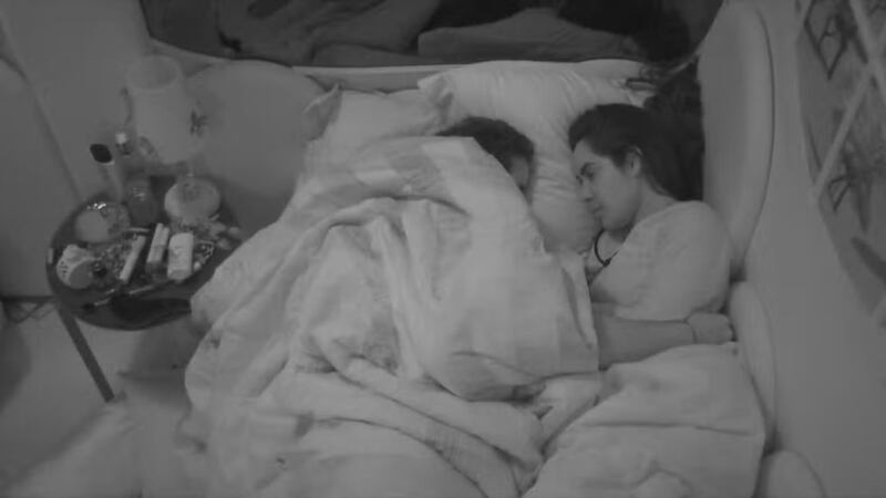 Namoro ou amizade? Matteus e Isabelle dormem juntos e viram o ‘melhor casal’ no BBB