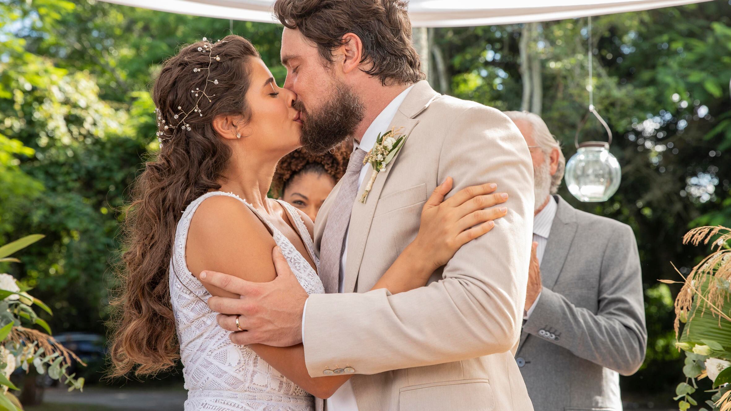 Candoca (Isadora Cruz) e José (Sergio Guizé) dão um beijo apaixonado em "Mar do Sertão"