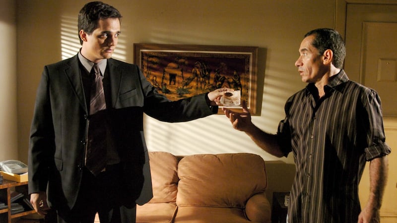 Paraíso Tropical: Olavo dá a Jáder um envelope com a comissão pela venda do carro