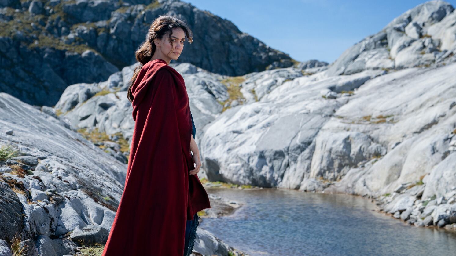 Enquanto que na trilogia original de filmes vemos que o grande vilão é Sauron, há rumores entre o fandom de ‘O Senhor dos Anéis’ de que um dos pôsteres da série mostram não Sauron, mas Morgoth.