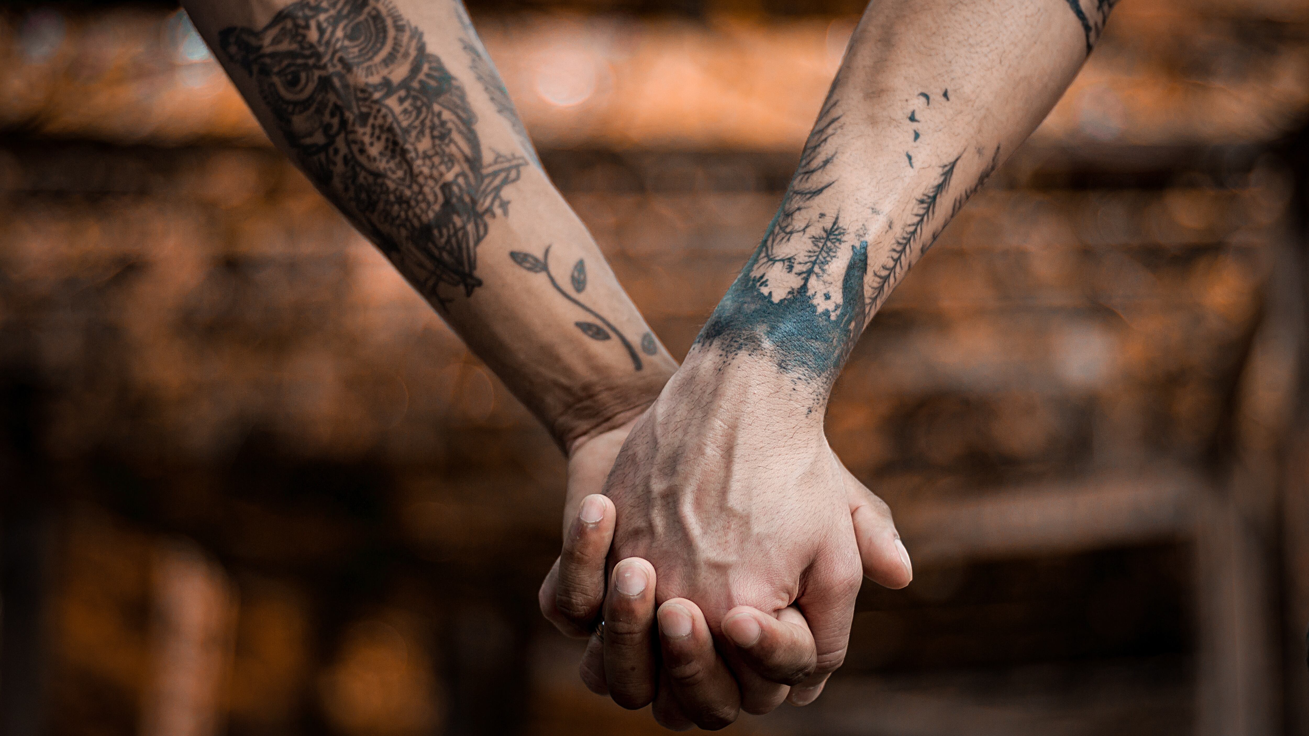 Pessoa de mãos dadas