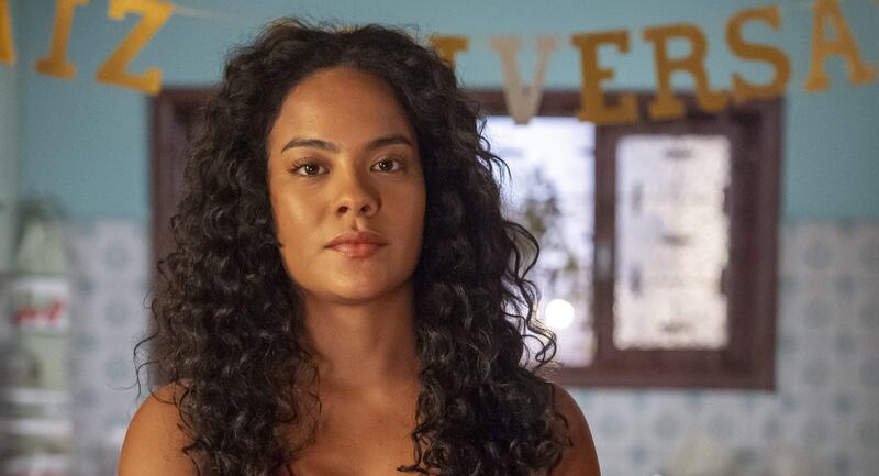 Remake de Vale Tudo refaz cena do aniversário de Maria de Fátima (Bella Campos)