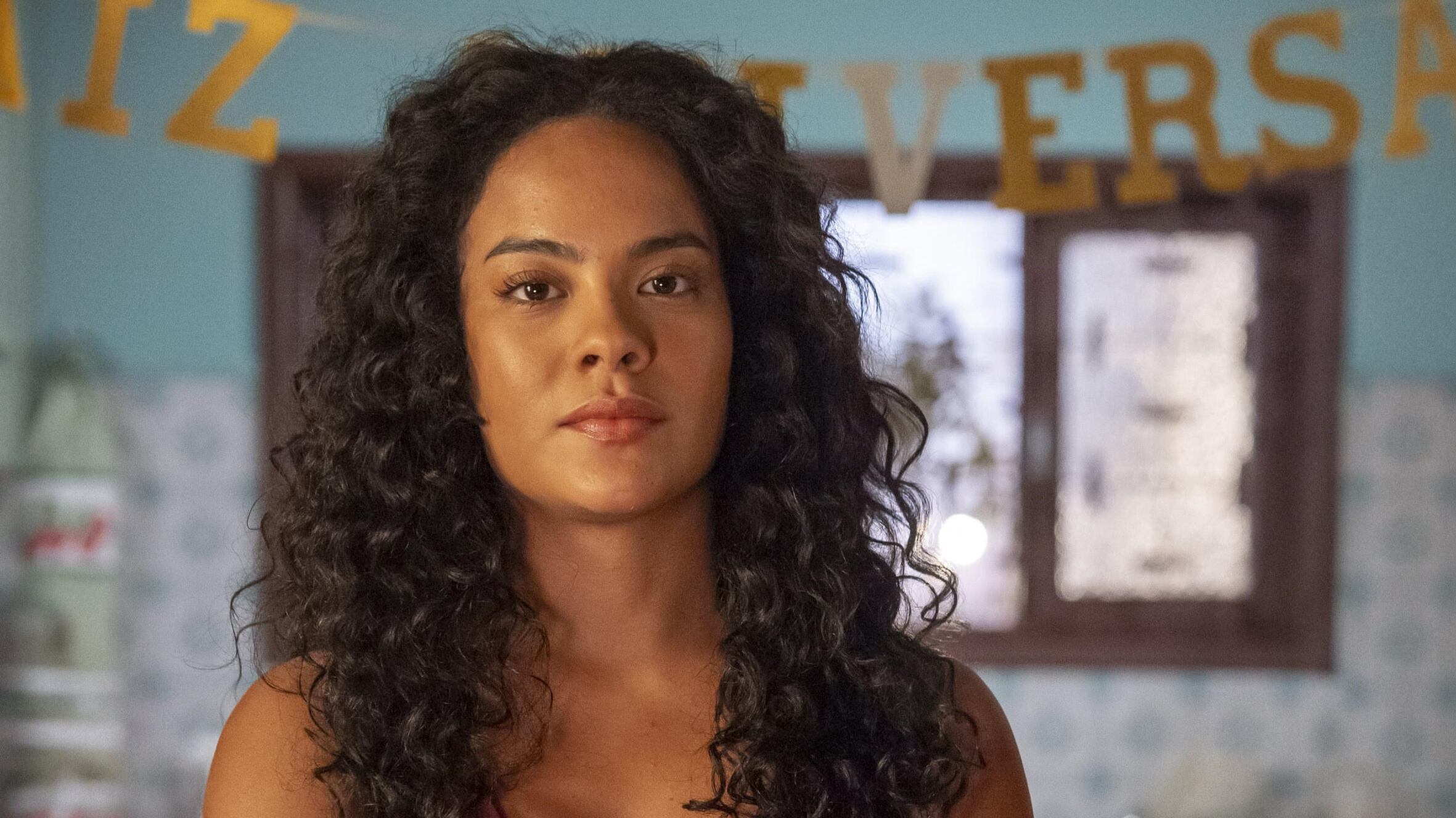 Remake de Vale Tudo refaz cena do aniversário de Maria de Fátima (Bella Campos)