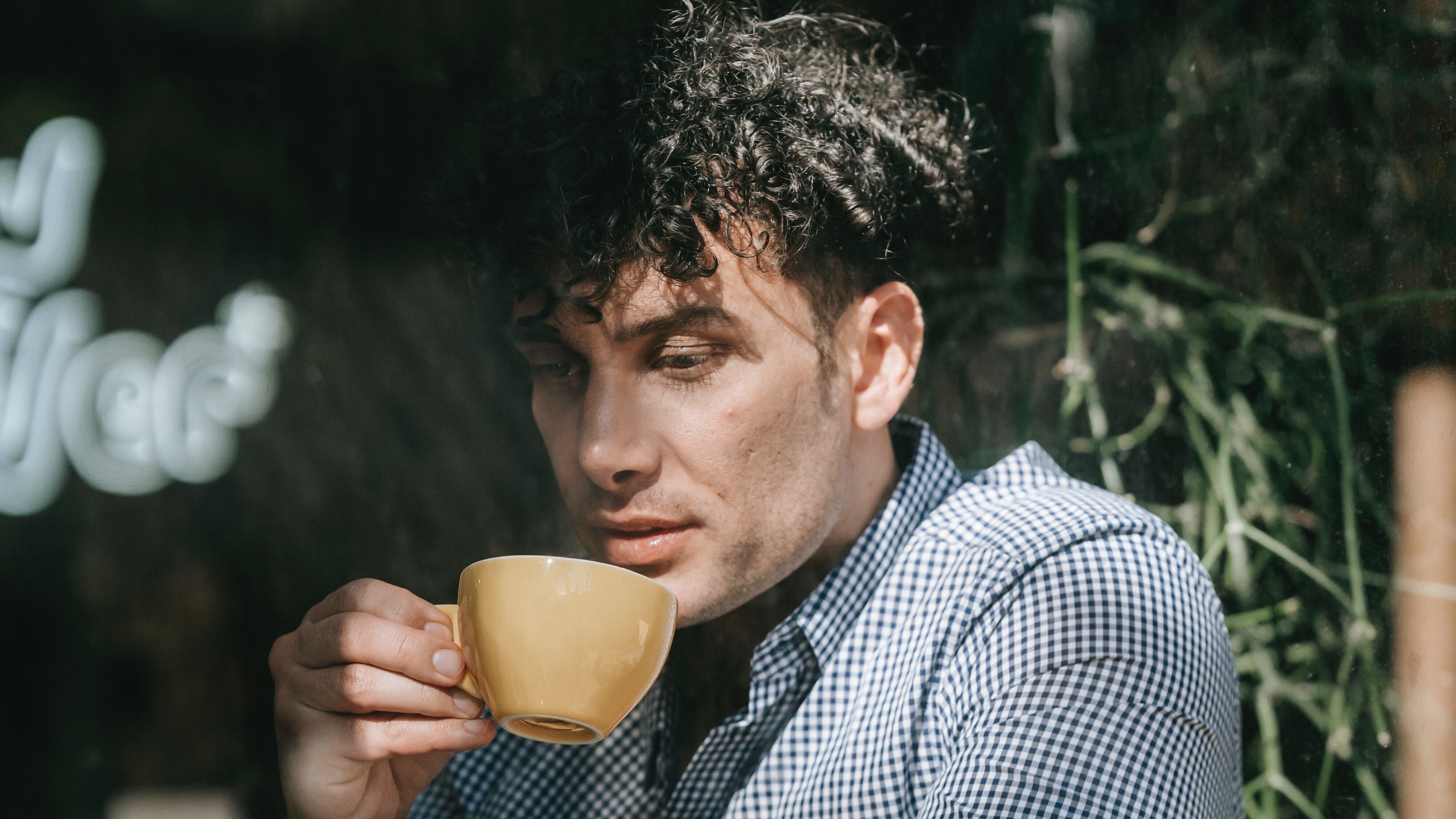 Homem bebendo café em dia ensolarado