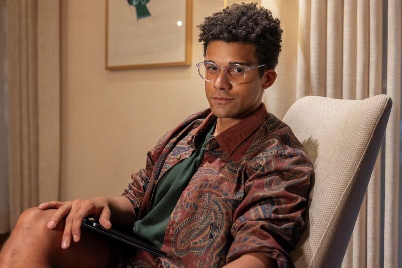 Após Pantanal (2022), Lucas Leto interpreta Sardinha, personagem levado por Otávio Muller na versão original de Vale Tudo, em 1988, e parceiro de Duprat (Alice Wegmann) e Renato (João Vicente de Castro) na Tomorrow