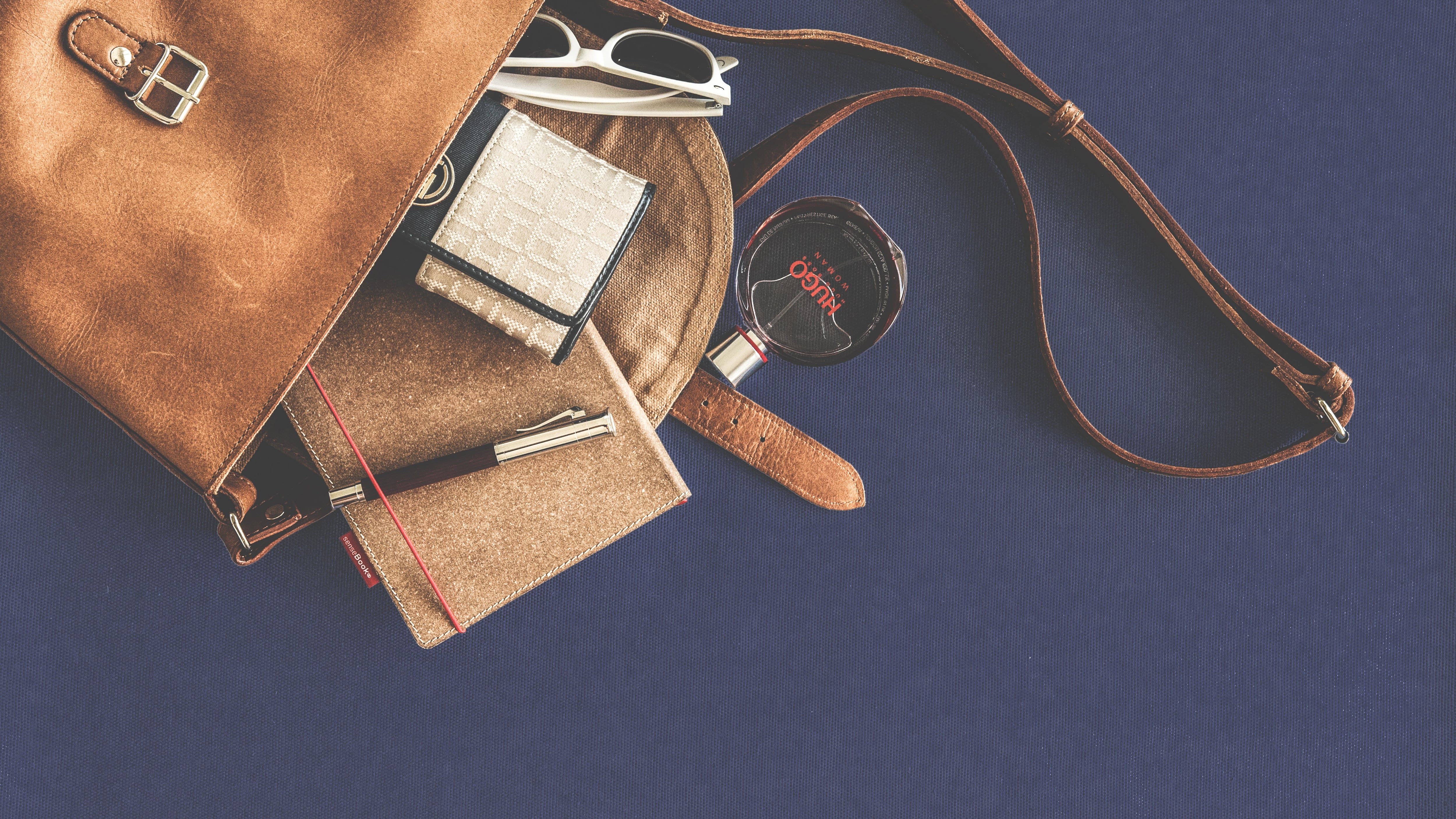 Bolsa feminina com acessórios e perfumes