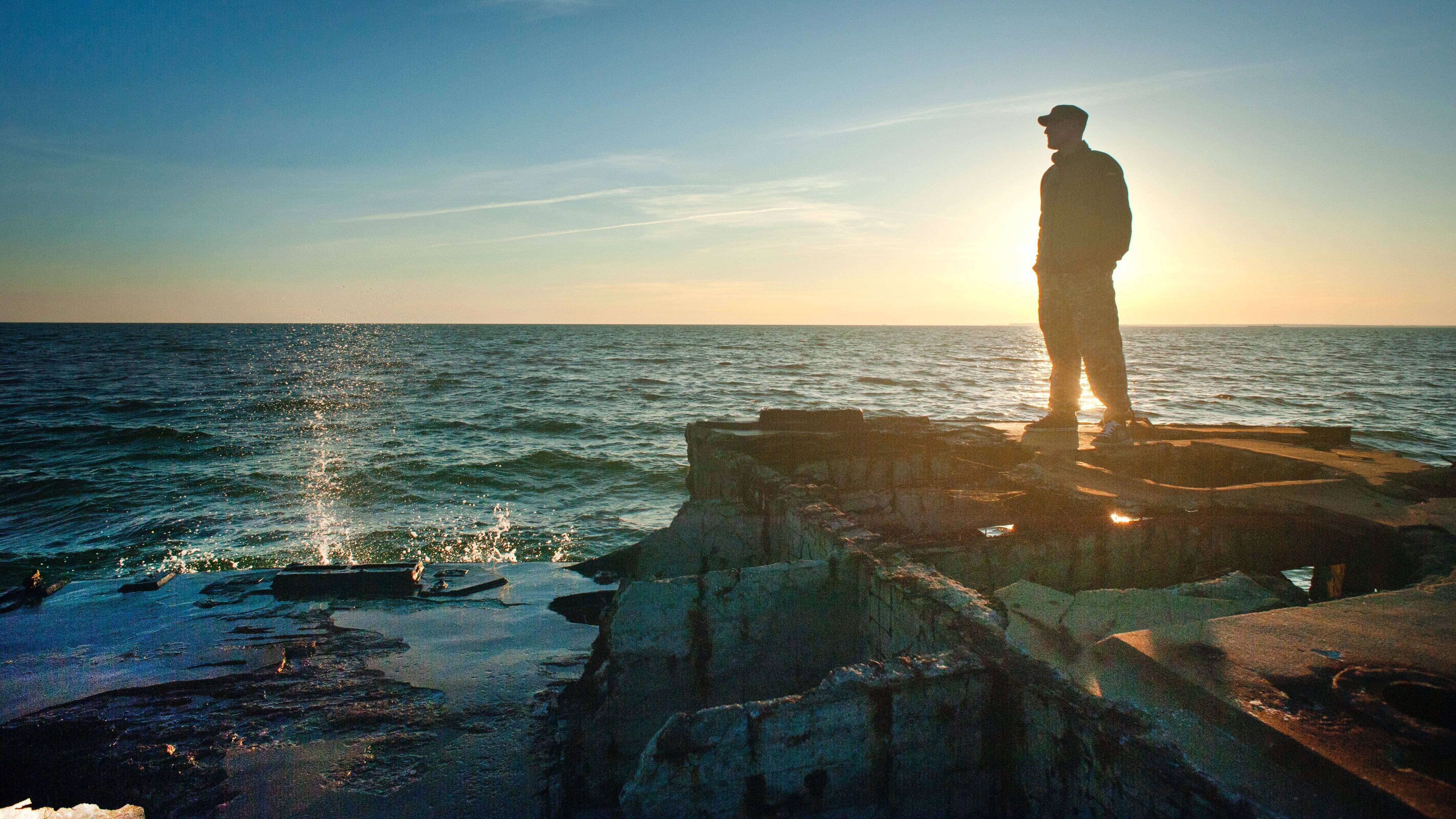 Homem no horizonte olhando paisagem