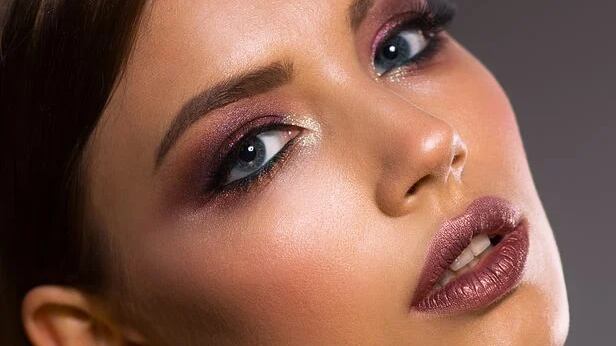 Maquiagem: 3 truques para evitar marcar as linhas de expressão e parecer mais jovem