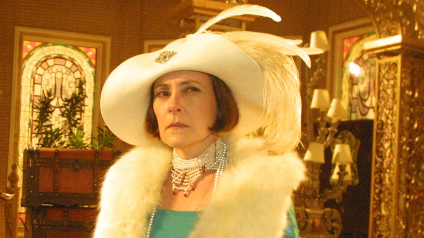 Em "Chocolate com Pimenta", Jezebel (Elizabeth Savalla) é demitida da fábrica